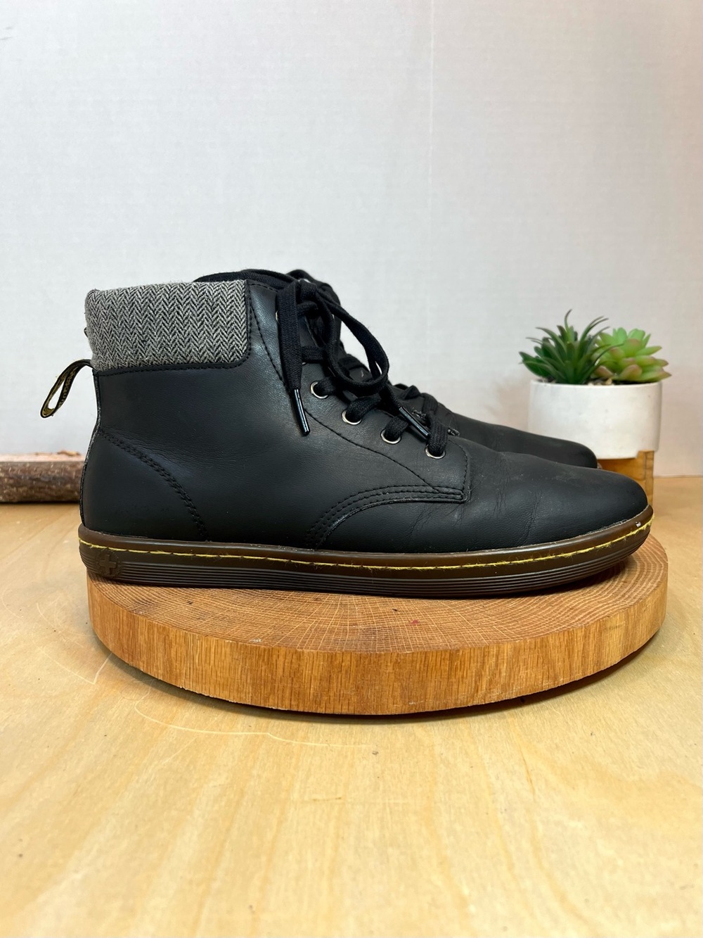 Dr. Martens Maelly Black Leather Lace-Up Boots w/ Herringbone Padded Collar 10